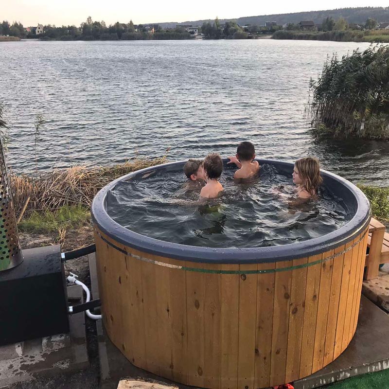 Дерев’яний чан у зимовому лісі, контрастні процедури для імунітету
